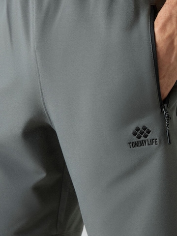 Tommy Life Regular Pants in Grey