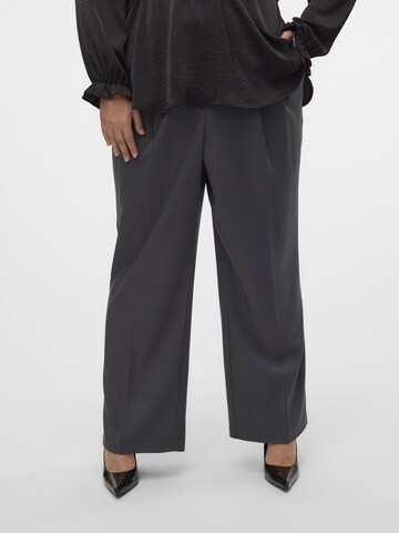 Vero Moda Curve Wide Leg Bukser med lægfolder 'VMCRita' i grå: forside