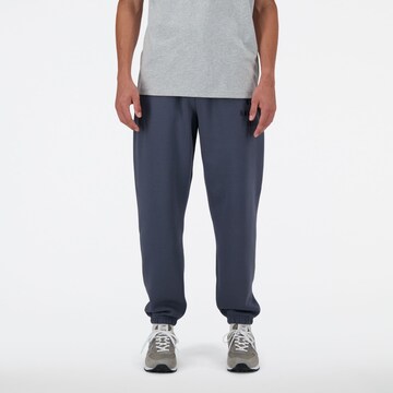 Regular Pantalon de sport 'Iconic Collegiate Fleece Jogger' new balance en bleu : devant