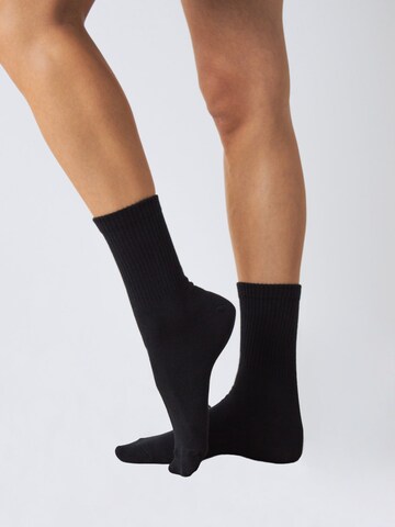 Calzino di Honest Basics in nero: frontale