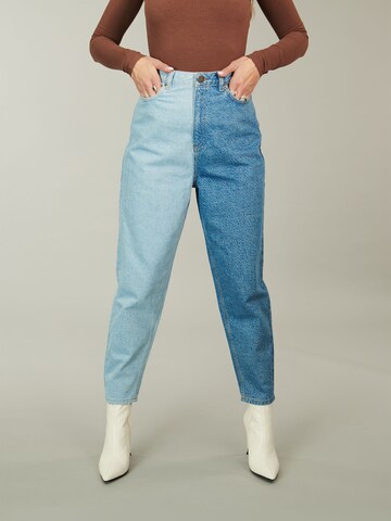 ABOUT YOU x Alina Eremia Tapered Jeans 'Felicia' in Blauw: voorkant