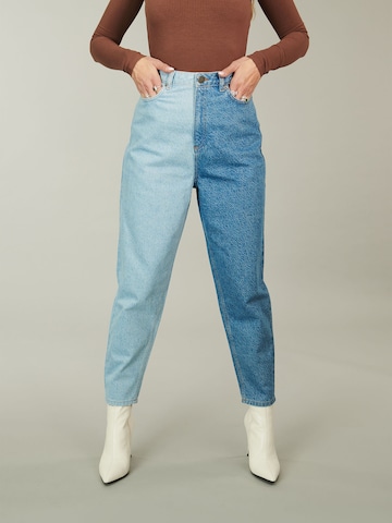 ABOUT YOU x Alina Eremia Tapered Jeans 'Felicia' in Blau: predná strana