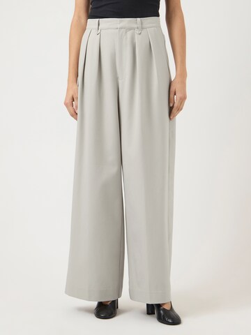 YAS - Pierna ancha Pantalón plisado 'YASLIVO' en gris: frente