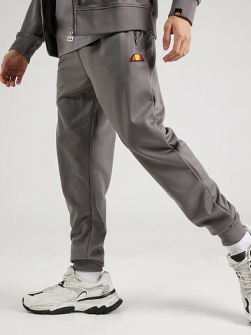 ELLESSE - Tapered Pantalón 'Bertoni' en gris