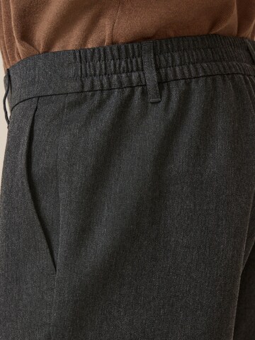 Loosefit Pantaloni chino di Next in grigio