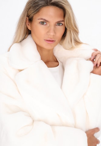 Manteau d’hiver Usha en blanc