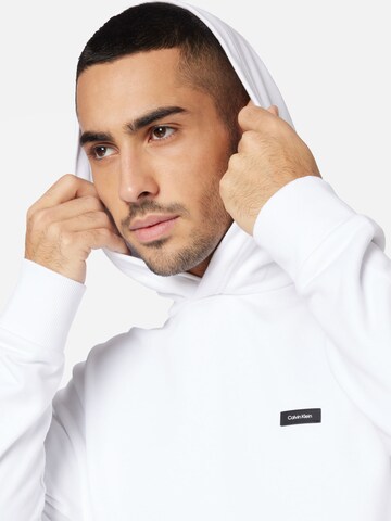 Sweat-shirt Calvin Klein en blanc