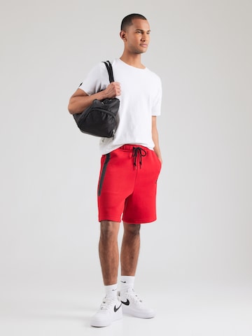 Loosefit Pantaloni 'TCH FLC' di Nike Sportswear in rosso