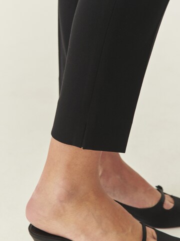 TATUUM Slimfit Broek in Zwart