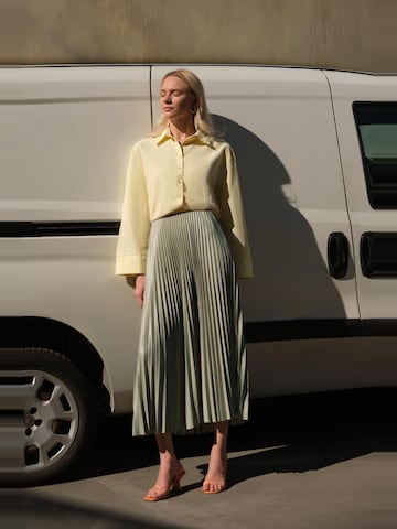 Touche Prive Skirt in Green: front