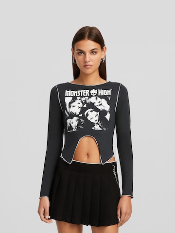 Tricou de la Bershka pe negru: față