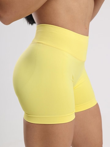 neverover - regular Pantalón deportivo 'Hue Shorts' en amarillo