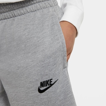 Nike Sportswear Szabványos Nadrág - szürke