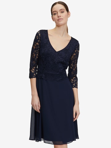 Robe de cocktail Vera Mont en bleu : devant