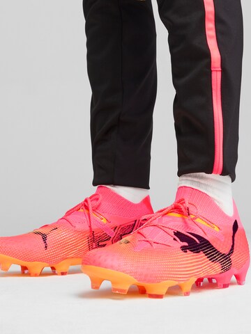 Chaussure de foot 'FUTURE 7 ULTIMATE' PUMA en rose