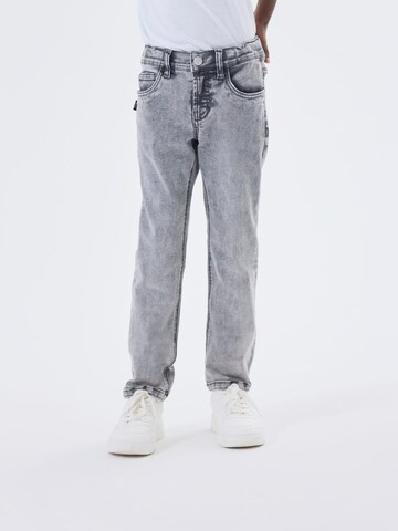 Coupe slim Jean 'Pete' NAME IT en gris : devant