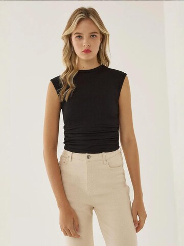 Hiccup Top in Black: front