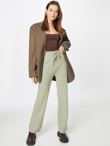 ABOUT YOU Regular Broek 'Gigi' in Groen