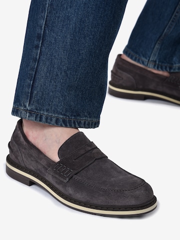 Chaussure basse BALDININI en marron : devant