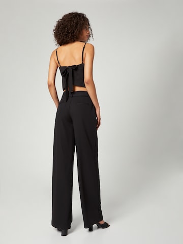 Loosefit Pantaloni con pieghe 'Isa' di LENI KLUM x ABOUT YOU in nero