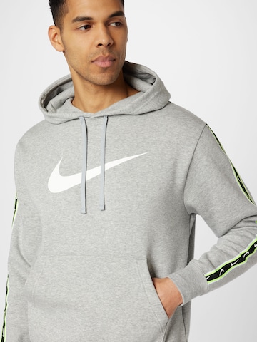 Sweat-shirt 'Repeat' Nike Sportswear en gris