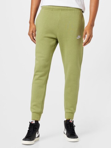 Tapered Pantaloni 'Club Fleece' de la Nike Sportswear pe verde: față