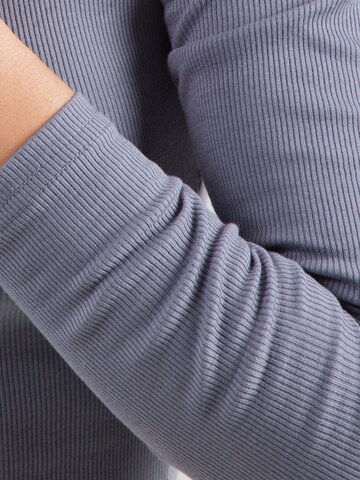 ABOUT YOU Shirt in Blue