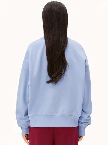 Sweat-shirt 'ICONIC Å ALIZAA' ARMEDANGELS en bleu