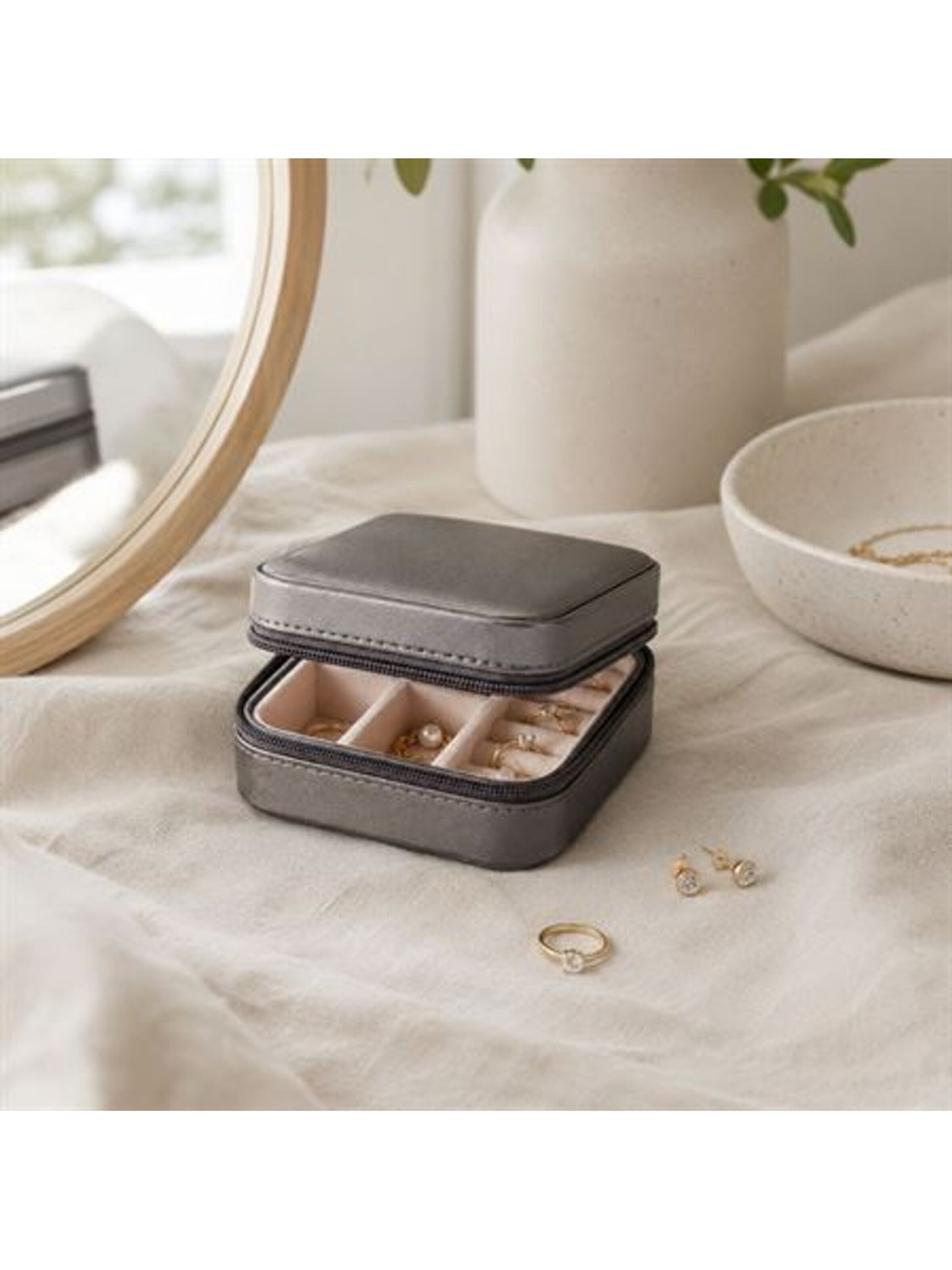 Portagioie di UNIQ Beauty in grigio