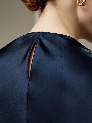 Lilysilk - Blusa 'Schräg-Gewellte Seide Bluse' en azul