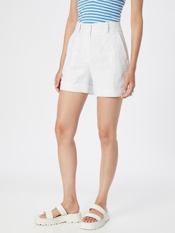 Pantaloni de la Karen Millen pe alb: față