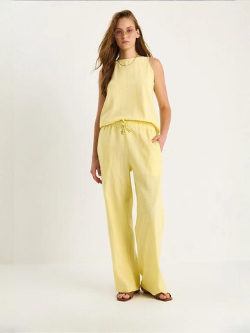 Pantalons de tailleur Bianco Lucci en jaune