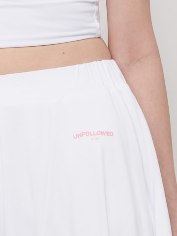 UNFOLLOWED x ABOUT YOU - regular Pantalón 'SUMMER' en blanco