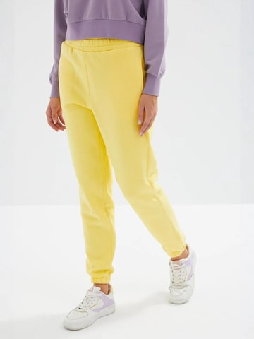 Tommy Life Regular Workout Pants 'Jogginghose' in Yellow