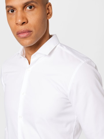 Coupe slim Chemise business 'Erondo' HUGO Red en blanc