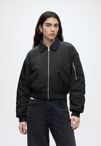 Calvin Klein Jeans regular Φθινοπωρινό και ανοιξιάτικο μπουφάν σε μαύρο: μπροστά