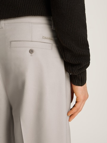 Loosefit Pantaloni con piega frontale di Calvin Klein Jeans in grigio