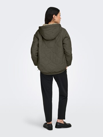 ONLY Демисезонная куртка 'ONLMIKI' в Зеленый