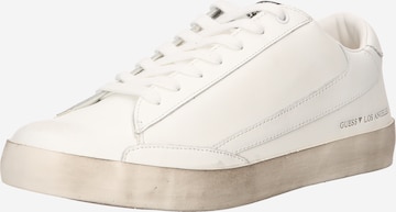 GUESS حذاء رياضي بلا رقبة 'LODI' بـ أبيض: الأمام