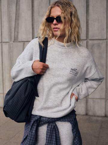 Pullover di self. in grigio: frontale