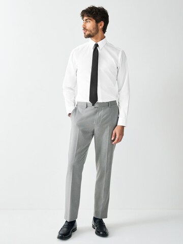 Next Regular Fit Set: Hemd und Krawatte in Weiß