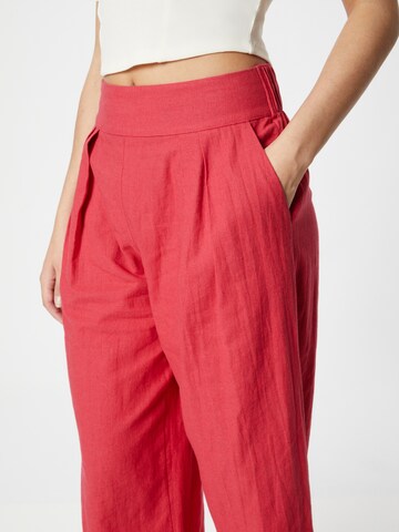 Abercrombie & Fitch - Pierna ancha Pantalón plisado en rojo