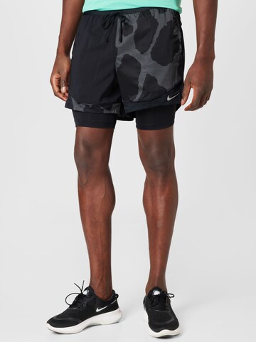 NIKE Regular Sportshorts 'STRIDE' in Schwarz: predná strana