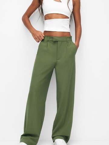 Wide Leg Pantalon à plis Pull&Bear en vert : devant