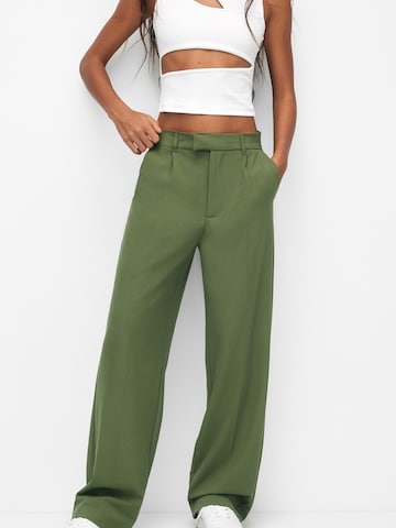 Pull&Bear Wide leg Pleated Pants in Green: front