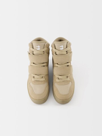 Bershka Sneakers hoog in Beige