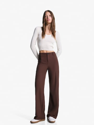 Bershkaregular Hlače na crtu - smeđa boja: prednji dio