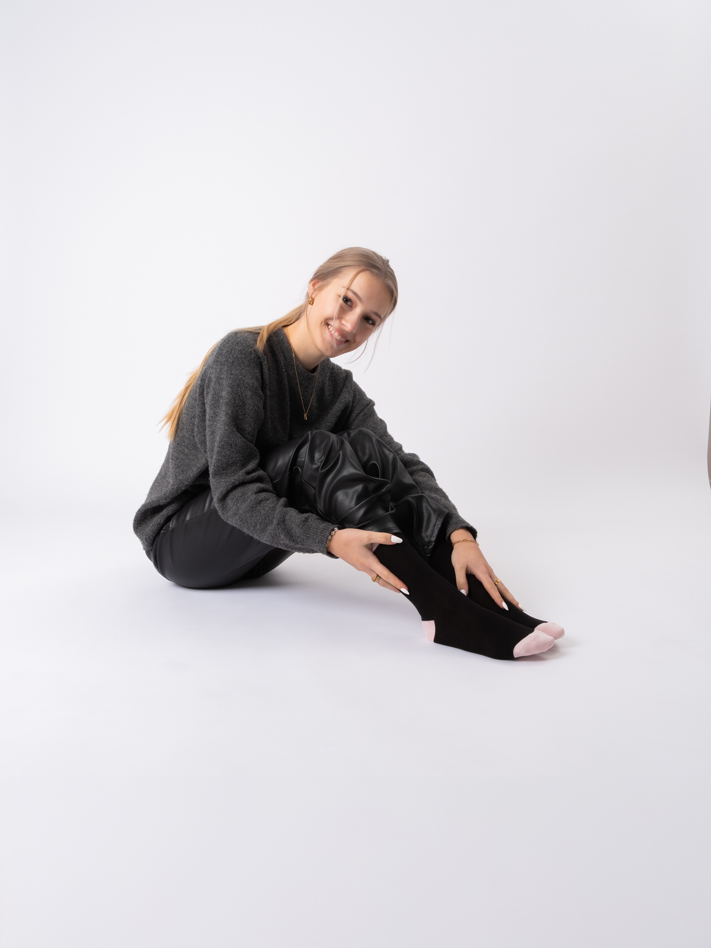 Occulto Socks 'Michaela' in Grey: front