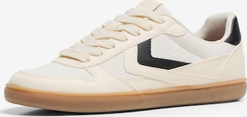 Bershka Matalavartiset tennarit värissä valkoinen: etupuoli