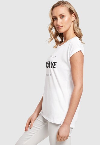 T-shirt 'Summer - Life Is A Wave' Merchcode en blanc
